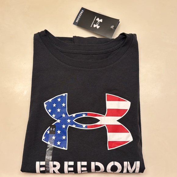 Under Armour Women’s Patriot Flag Shirt - Picture 9 of 9